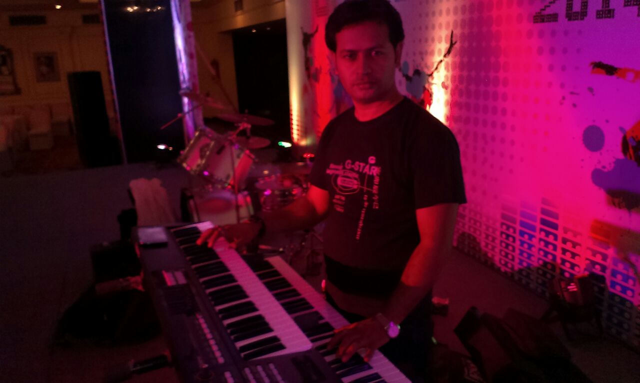 male keyboard player west-delhi